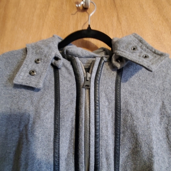 Banana republic.  Women's sz xs poncho wool cape. Detachable hood. Grey. - Picture 5 of 16